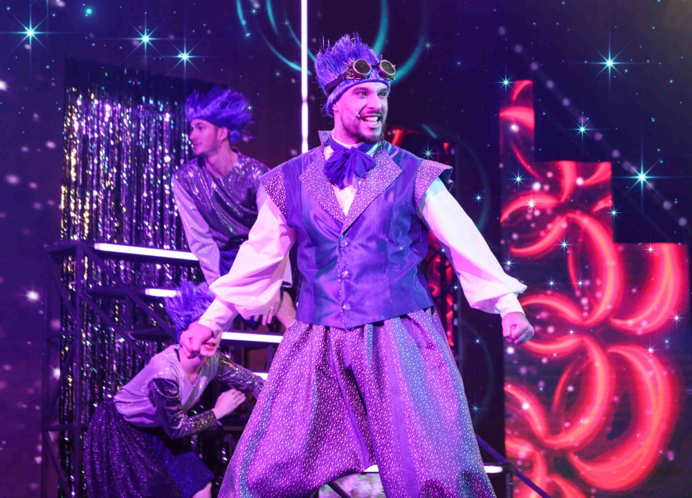 "Новогодняя лавка чудес". 6+