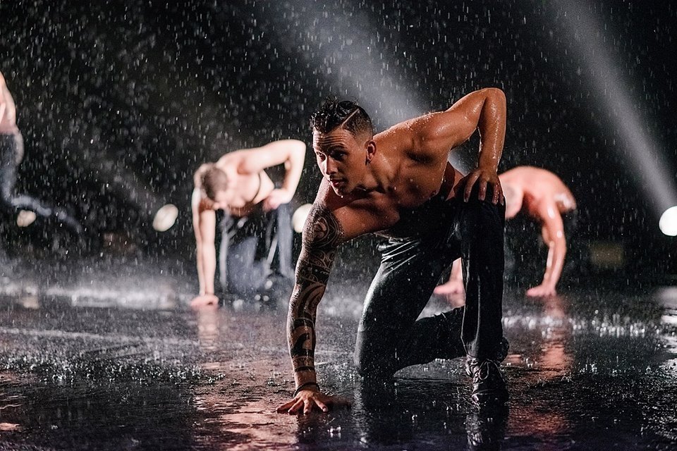 Шоу под дождем