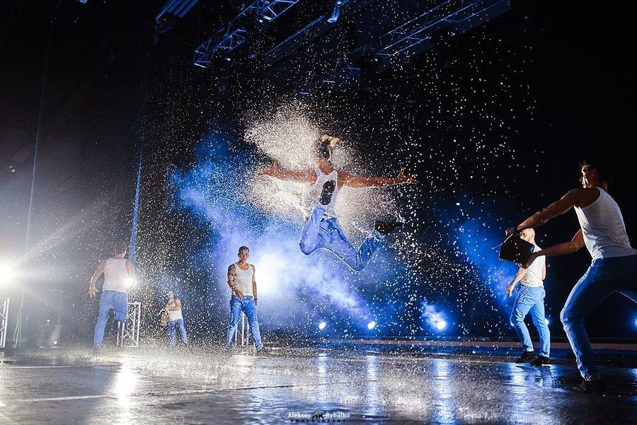 Шоу под дождем