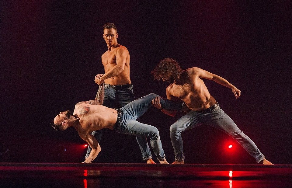 Шоу под дождем