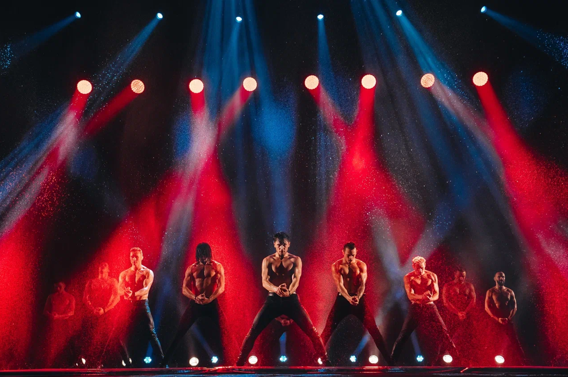 Шоу под дождем «И где..., счастье?»