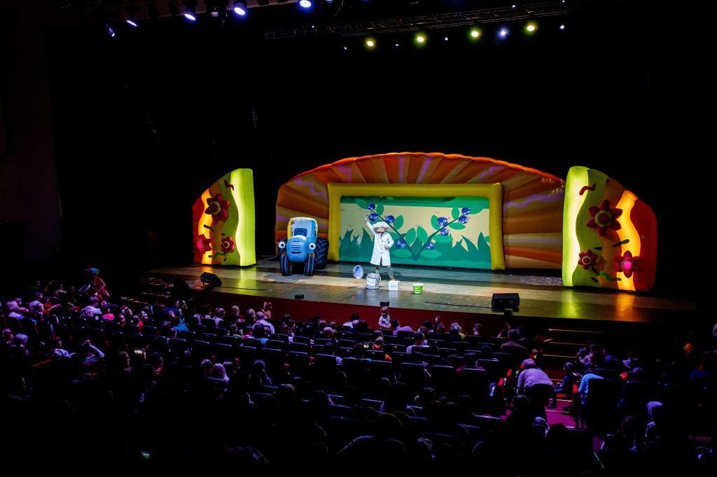 Синий трактор в городе