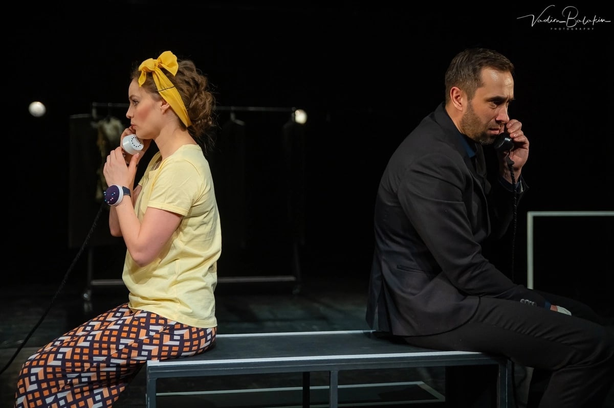 Двое на качелях