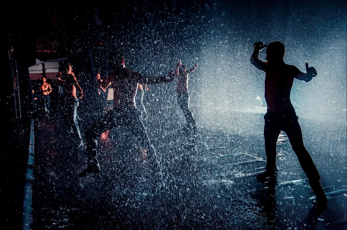 Шоу под дождем «И где..., счастье?»