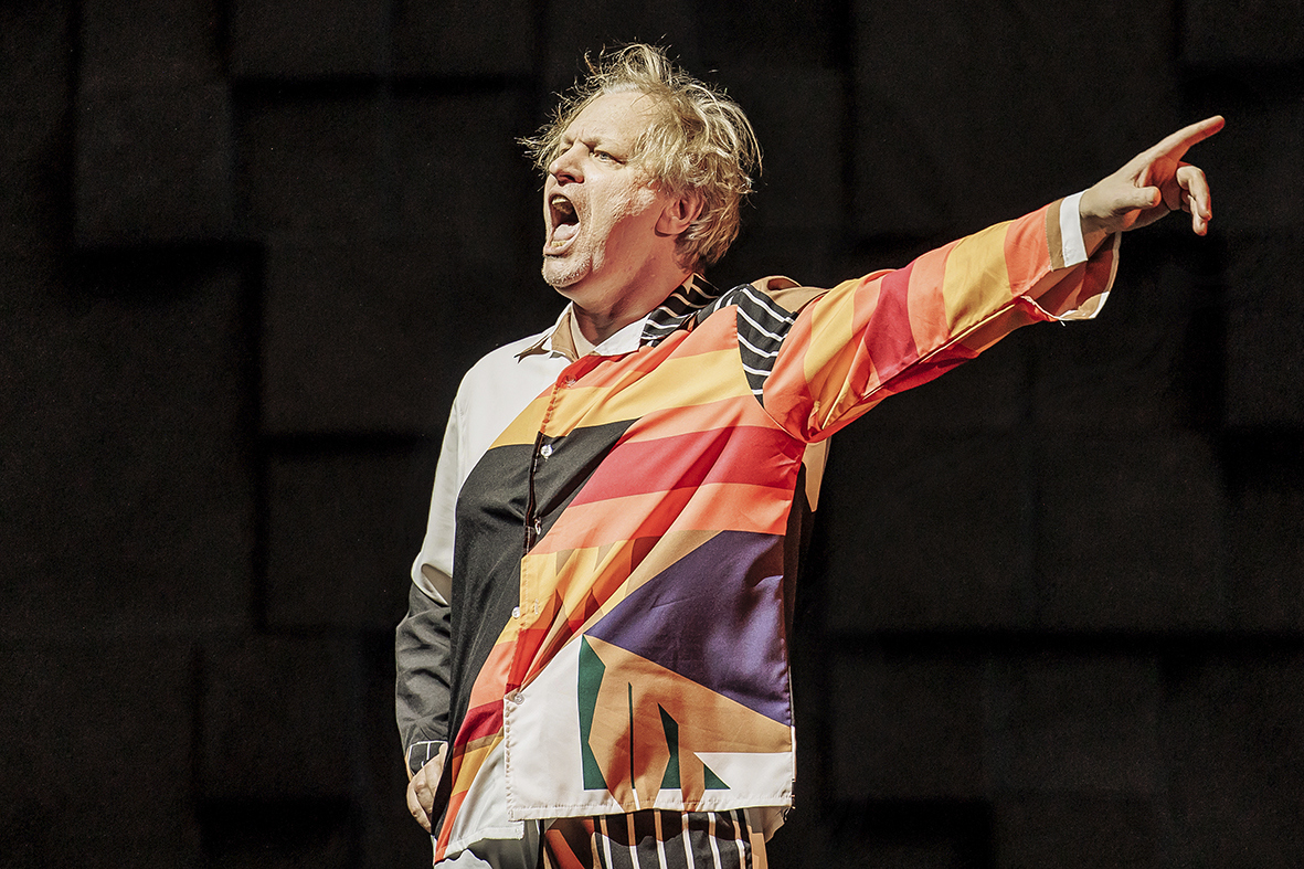 Лирическая комедия «ЛЮБОВЬ В КВАДРАТЕ» в Екатеринбурге!