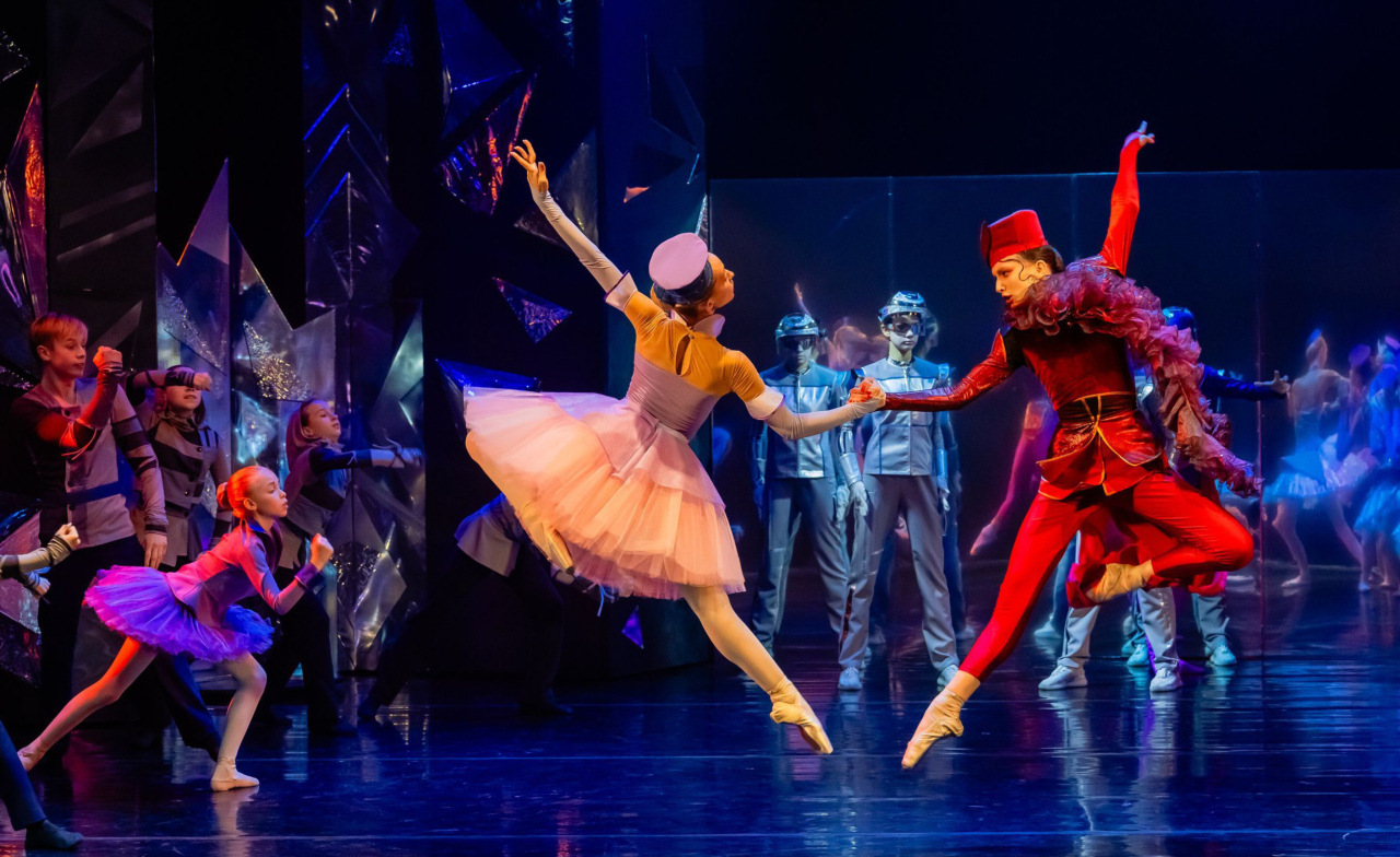 КОРОЛЕВСТВО КРИВЫХ ЗЕРКАЛ