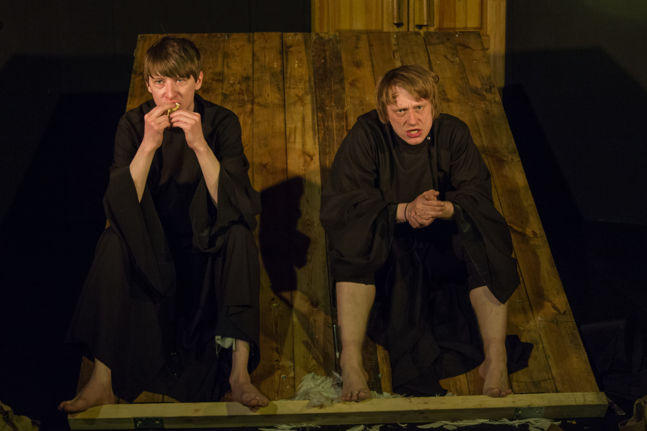 Между небом и землёй жаворонок вьётся...