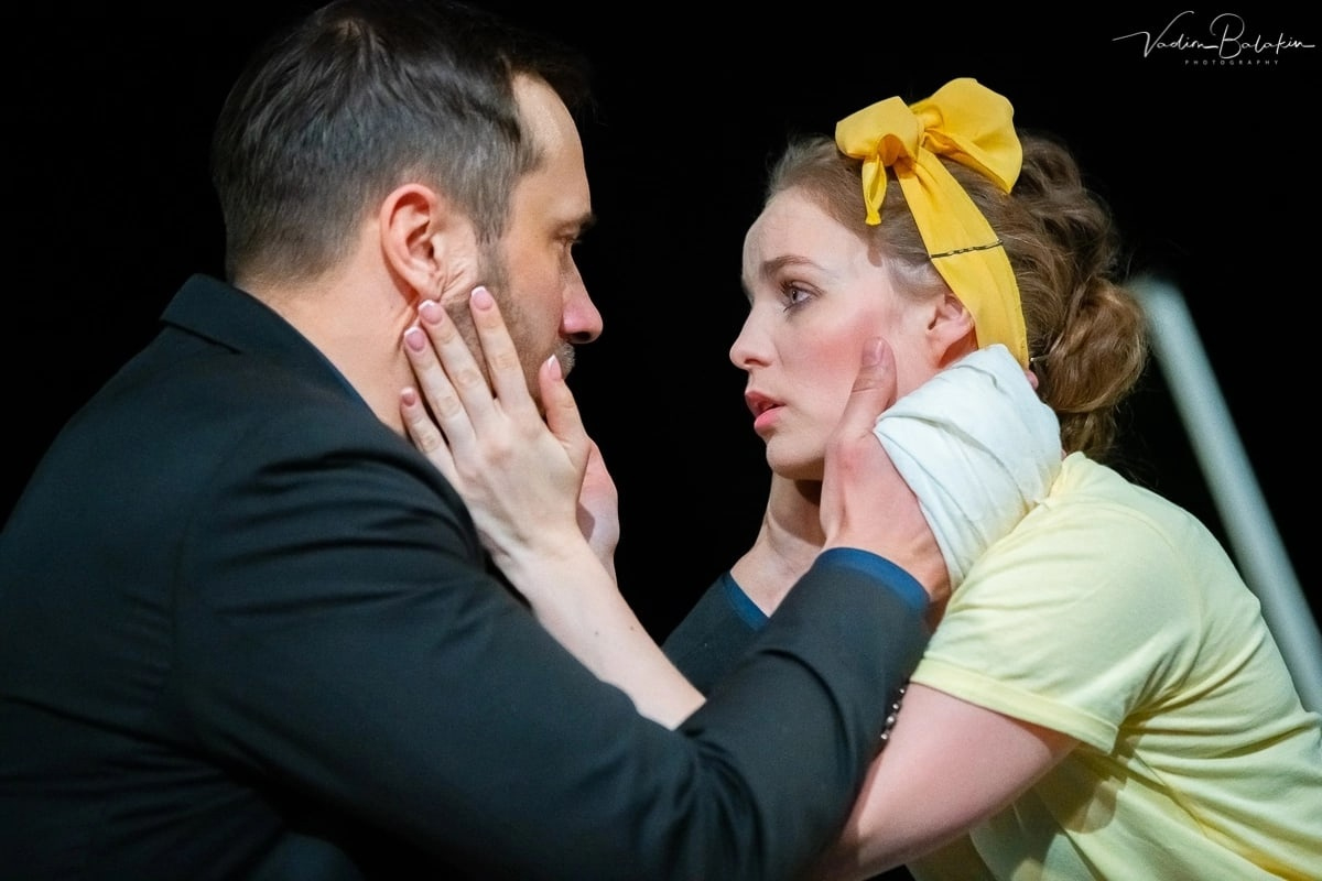 Двое на качелях