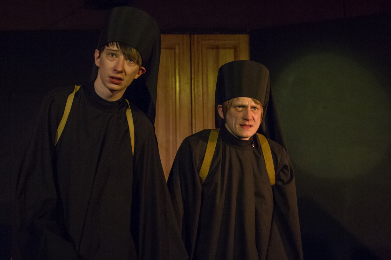 Между небом и землёй жаворонок вьётся...