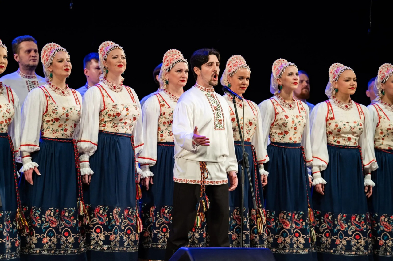 Концерт Уральского народного хора "Под окном черёмуха колышется"