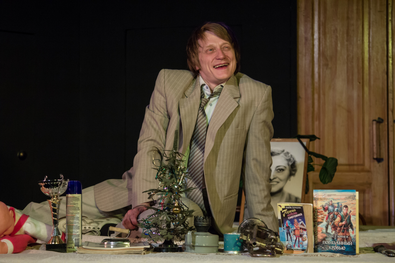 Между небом и землёй жаворонок вьётся...