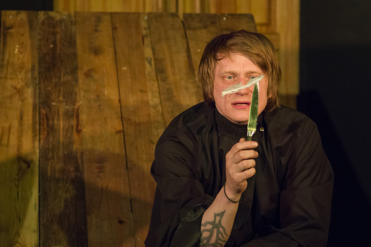 Между небом и землёй жаворонок вьётся...