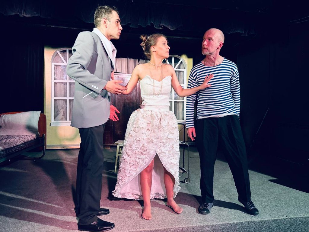 Брачная ночь втроём. Премьера!