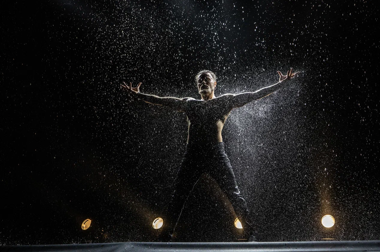 Шоу под дождем «И где..., счастье?»