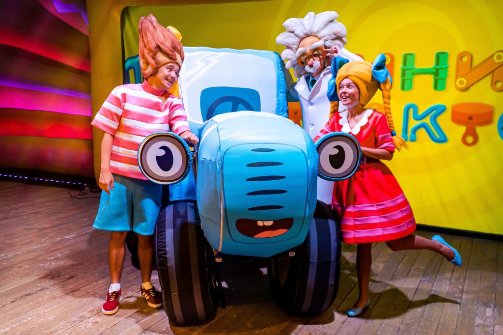 Синий трактор Деда Мороза