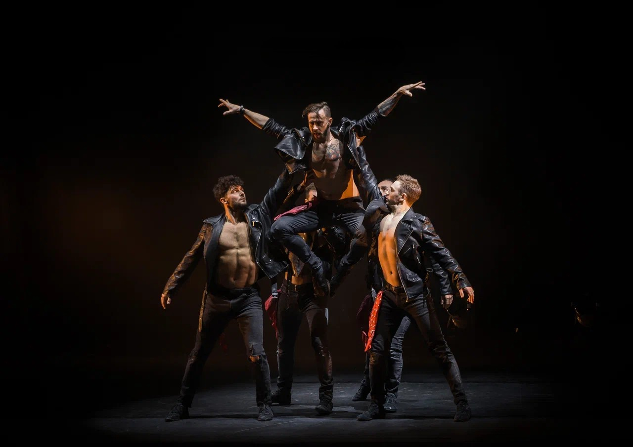 Шоу под дождем «И где..., счастье?»