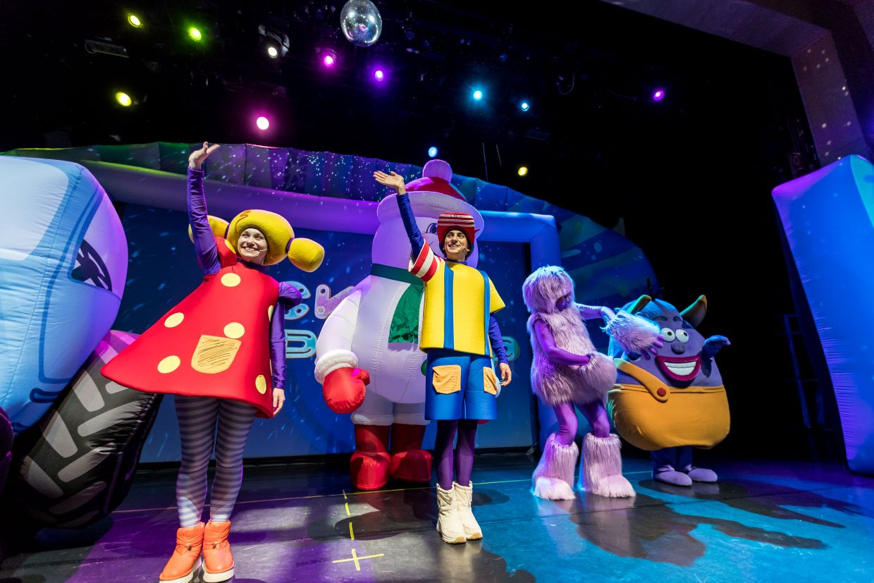 Синий трактор в гостях у Деда Мороза