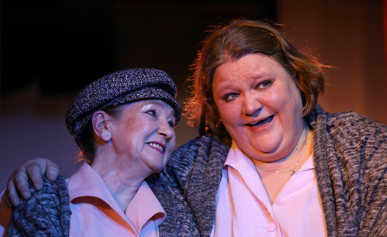 Две дамочки в сторону севера