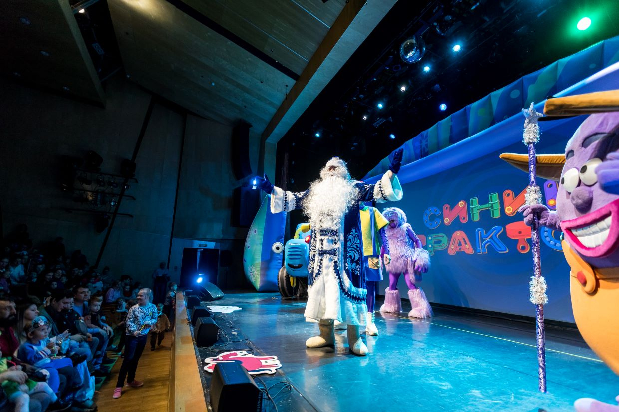 Синий трактор в гостях у Деда Мороза