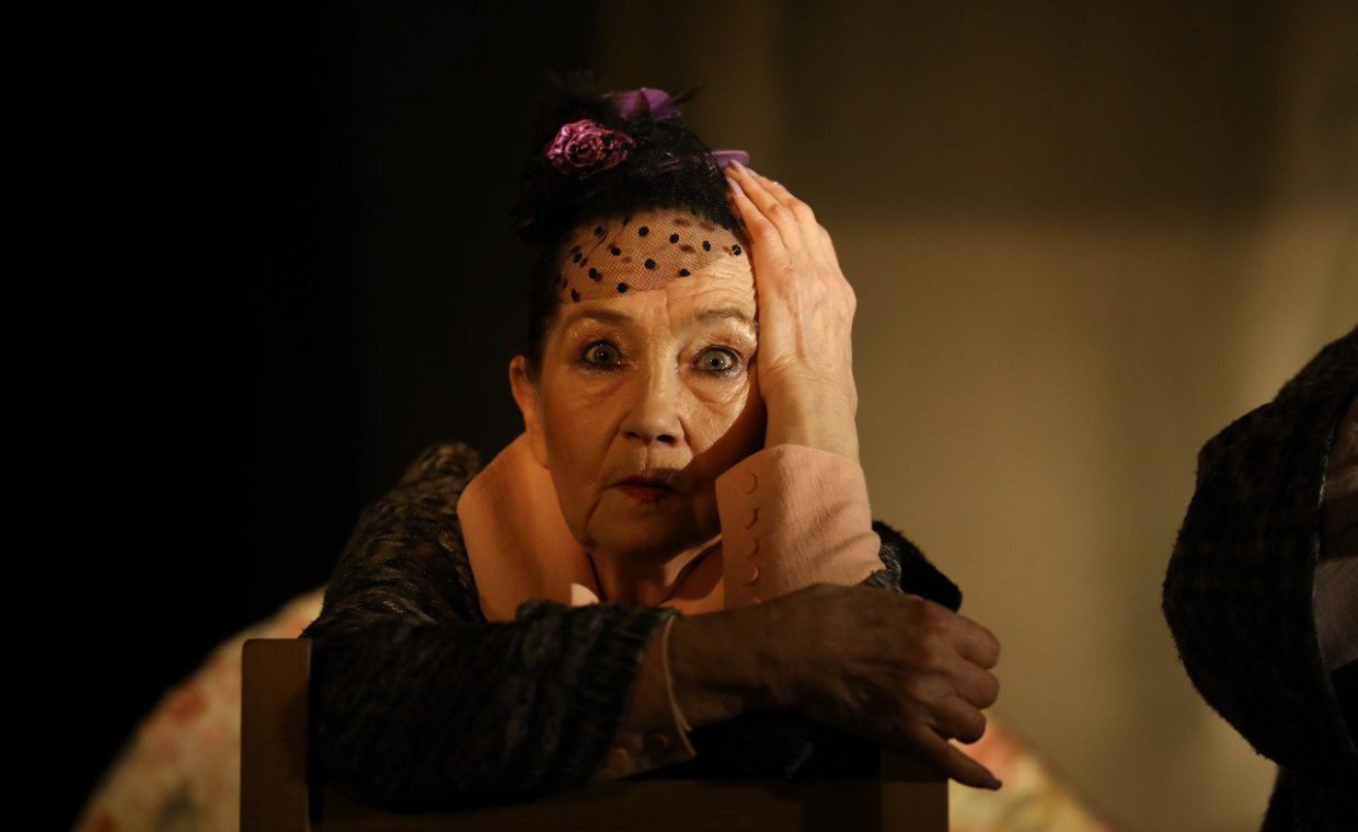 Две дамочки в сторону севера