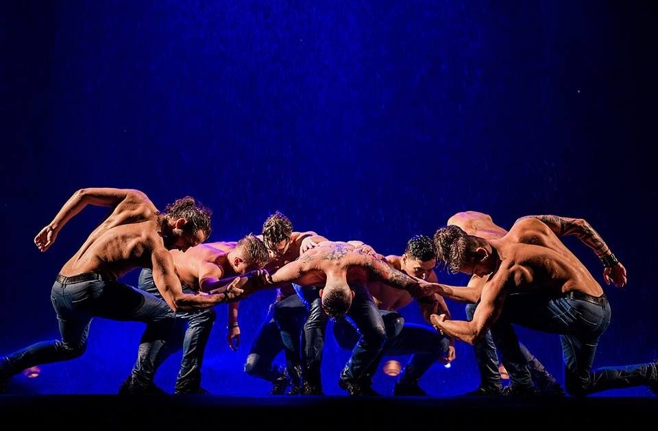 Шоу под дождем