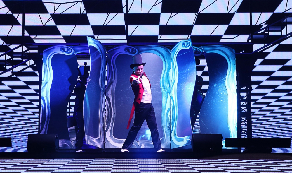 "Ананасы в шампанском". 12+