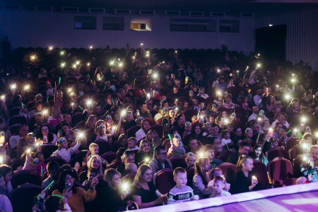 Синий трактор в городе