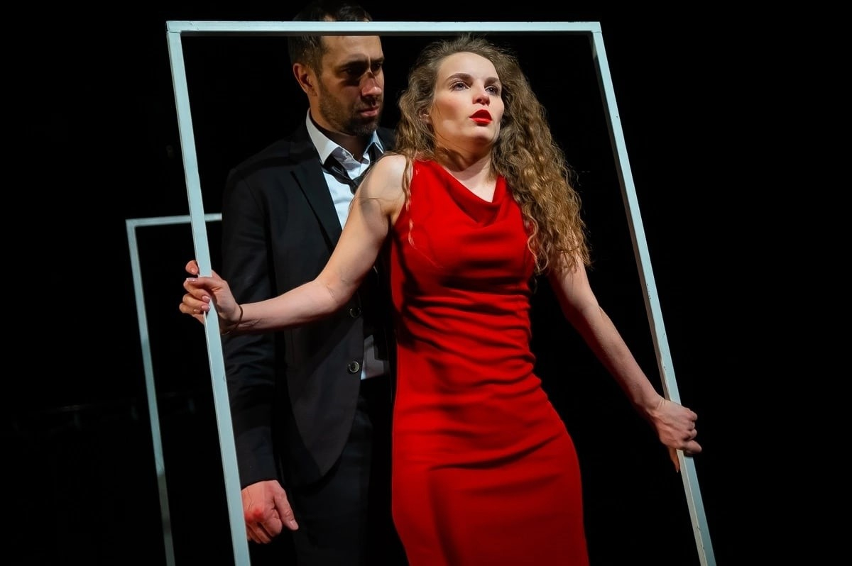 Двое на качелях