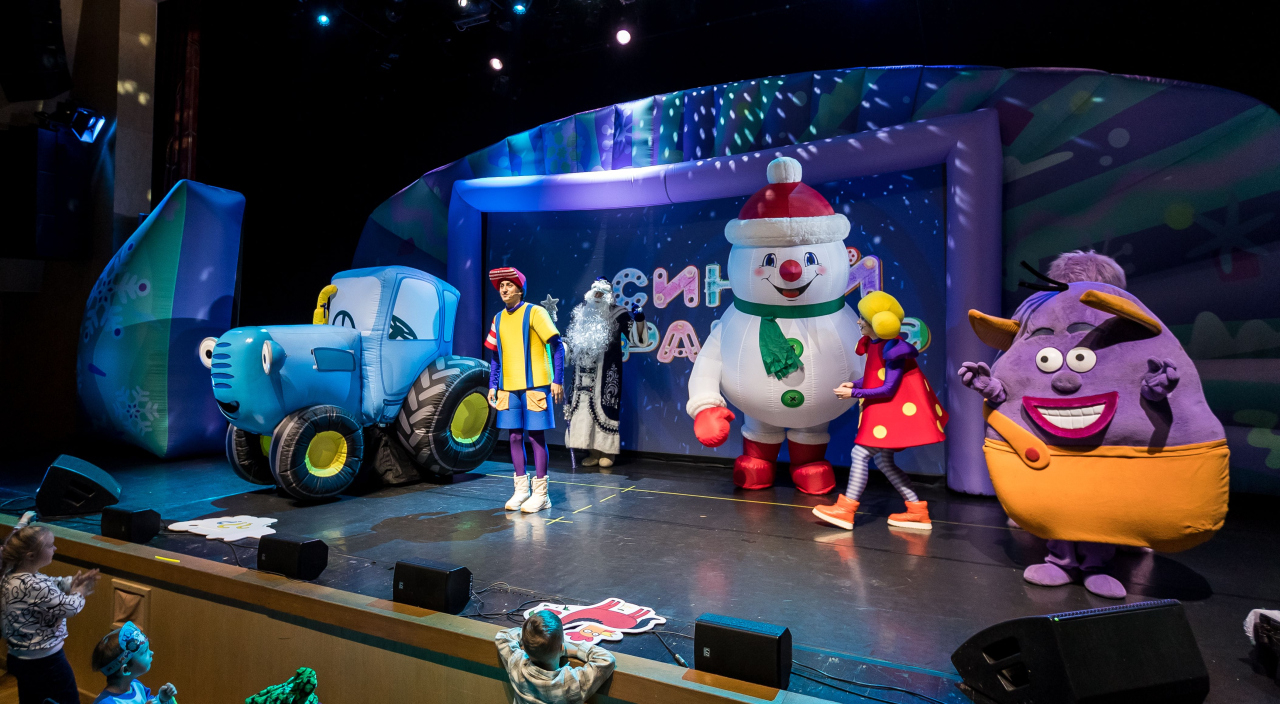 Синий трактор в гостях у Деда Мороза