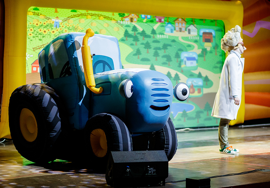 Синий трактор едет к нам