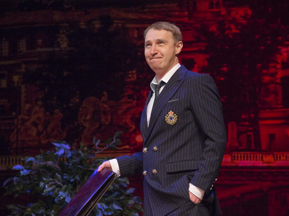 Трое на качелях