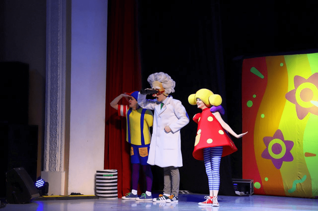 Синий трактор в городе