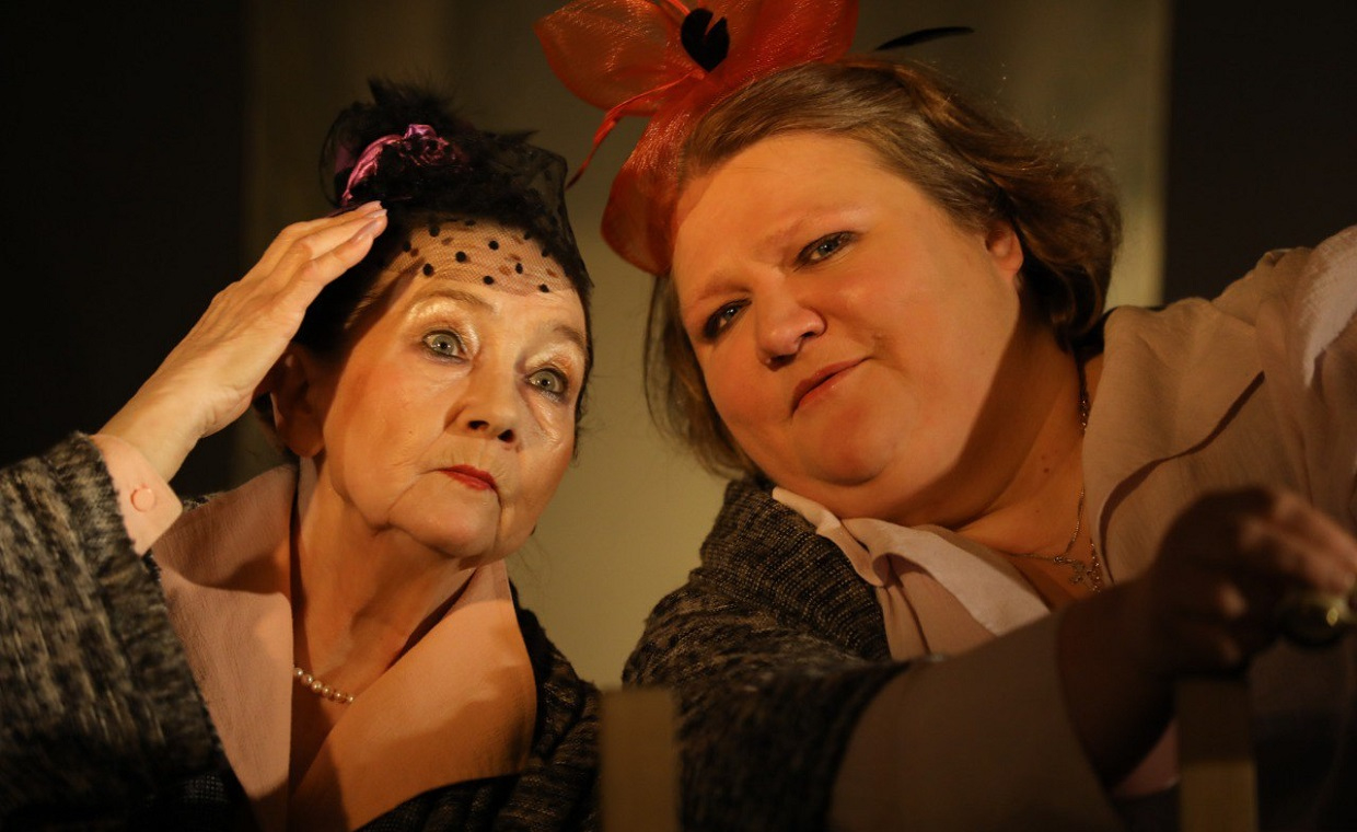 Две дамочки в сторону севера