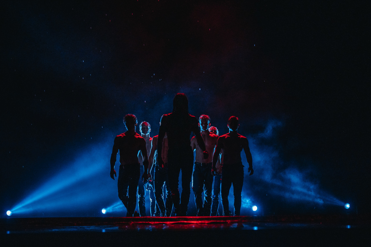 Шоу под дождем "Признание в любви"