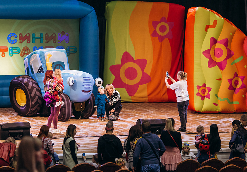 Синий трактор едет к нам