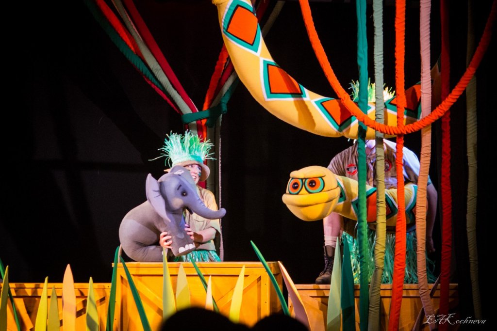 Любопытный слоненок