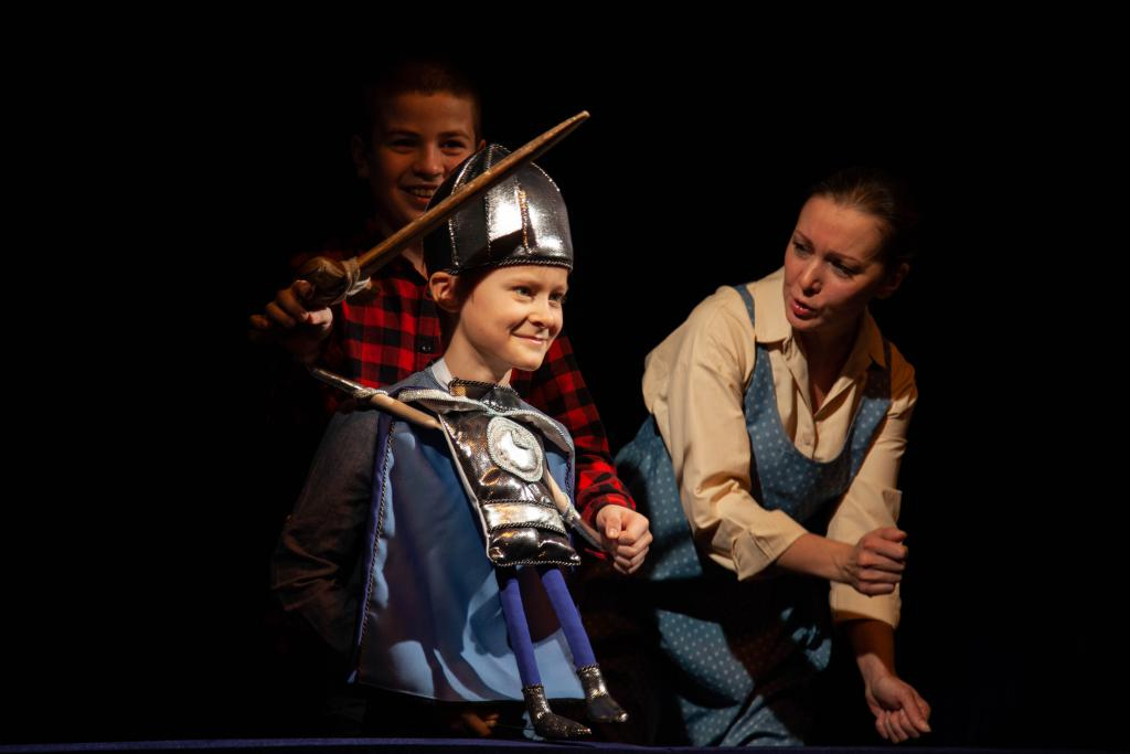 ШАГ НА СЦЕНУ