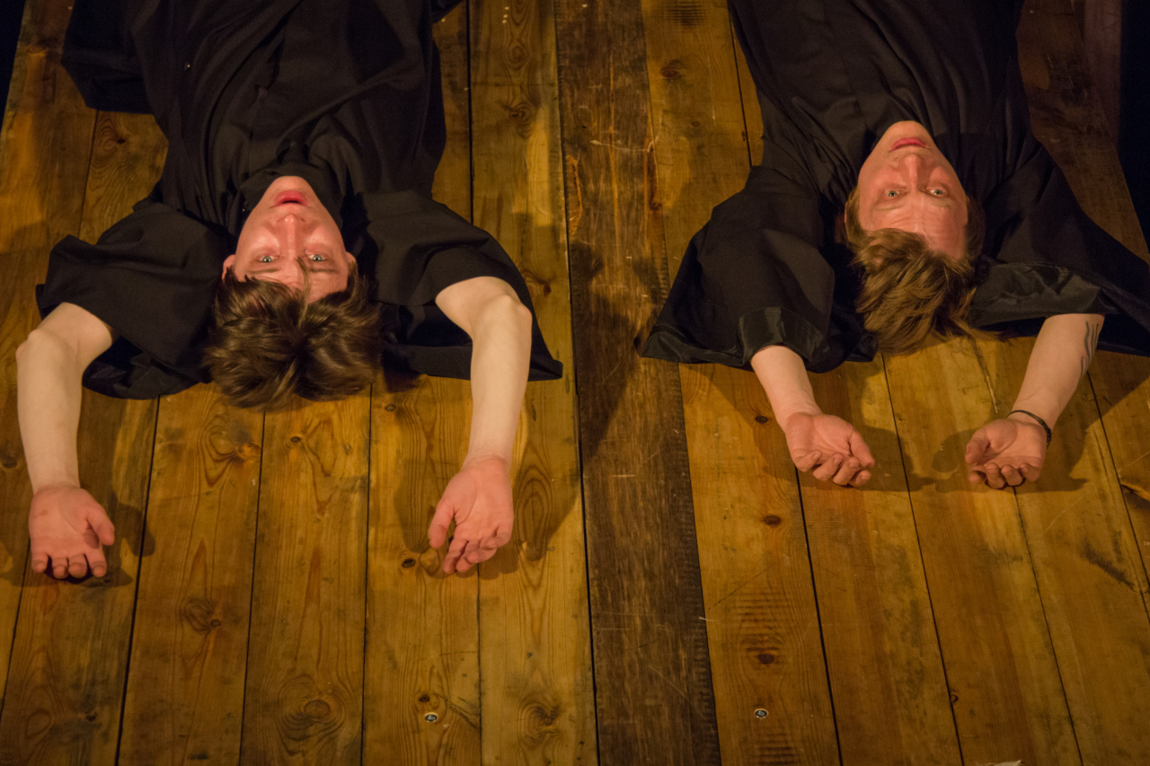 Между небом и землёй жаворонок вьётся...