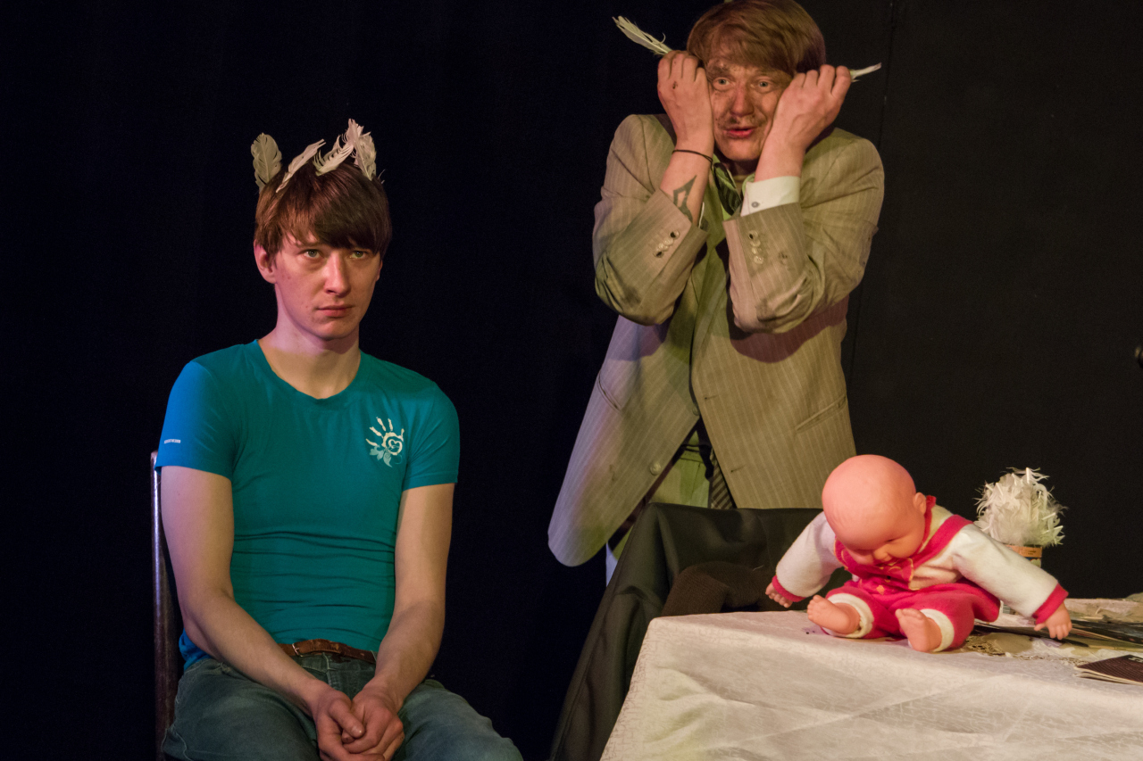 Между небом и землёй жаворонок вьётся...