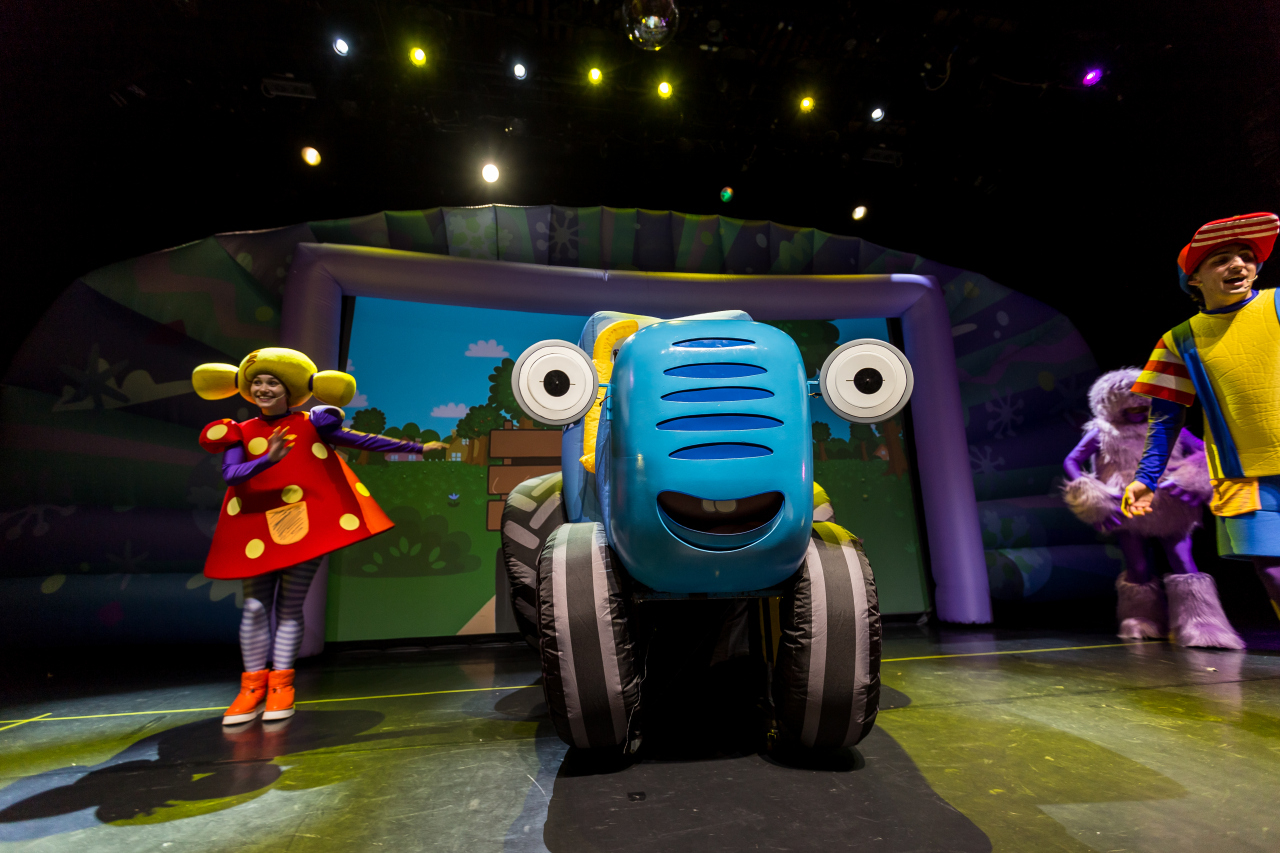 Синий трактор в гостях у Деда Мороза