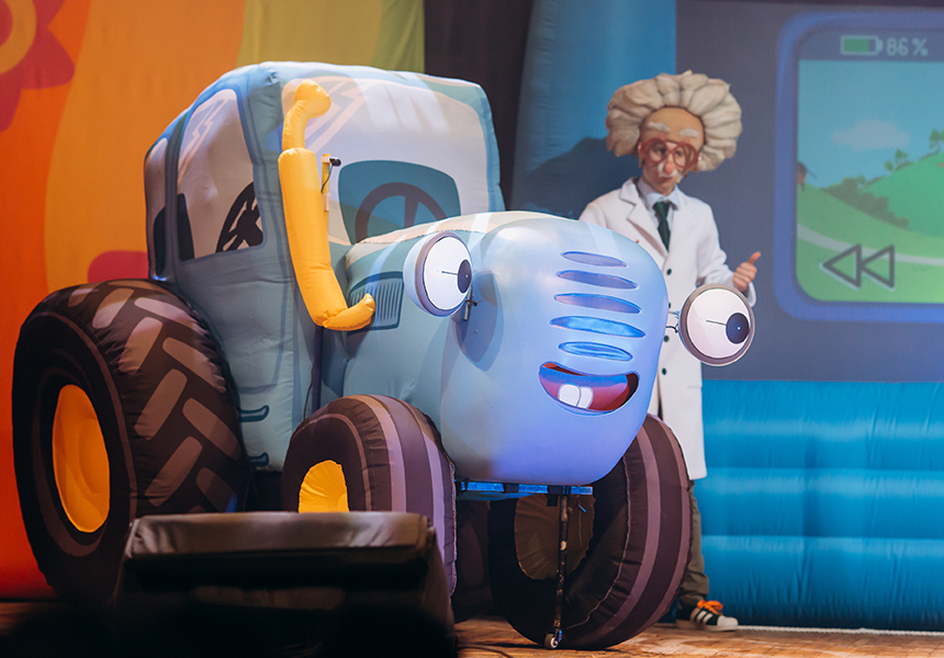 Синий трактор едет к нам