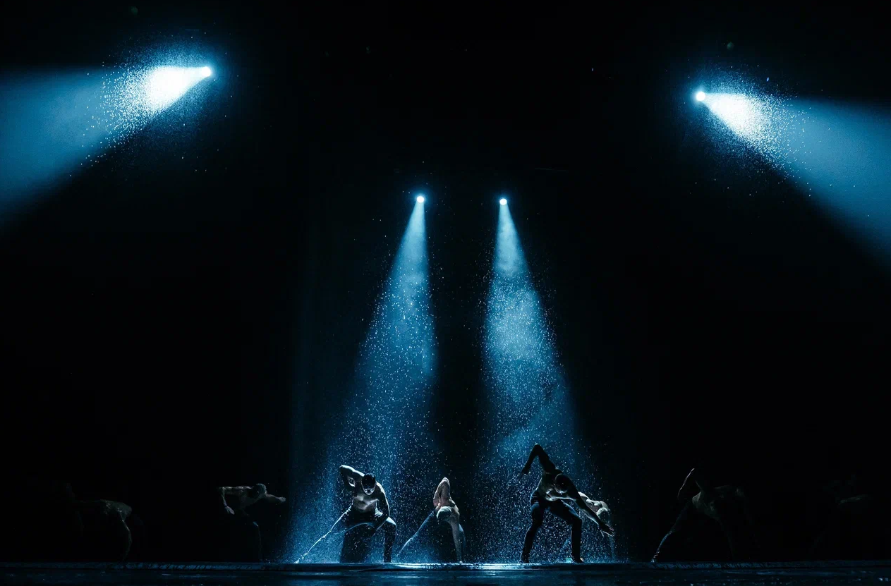 Шоу под дождем «И где..., счастье?»