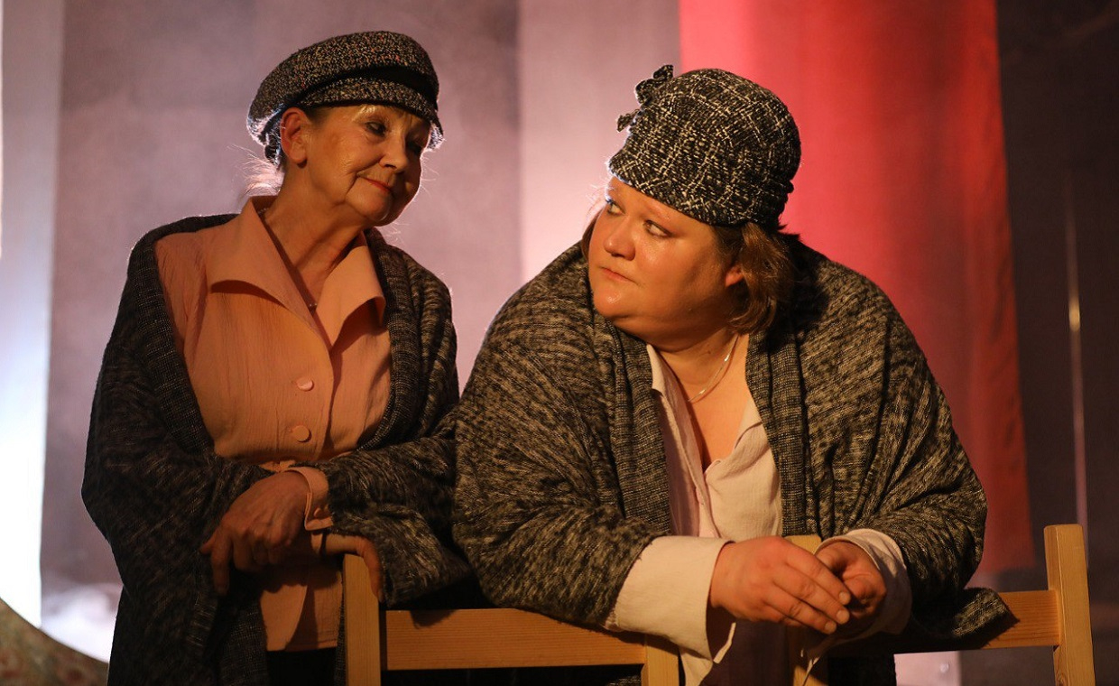 Две дамочки в сторону севера