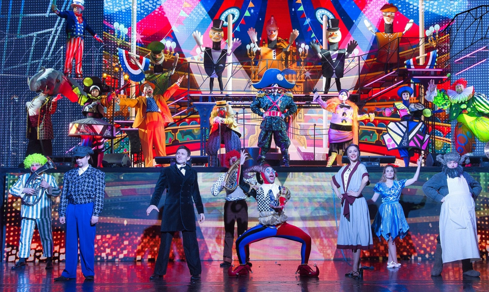 "Ананасы в шампанском". 12+