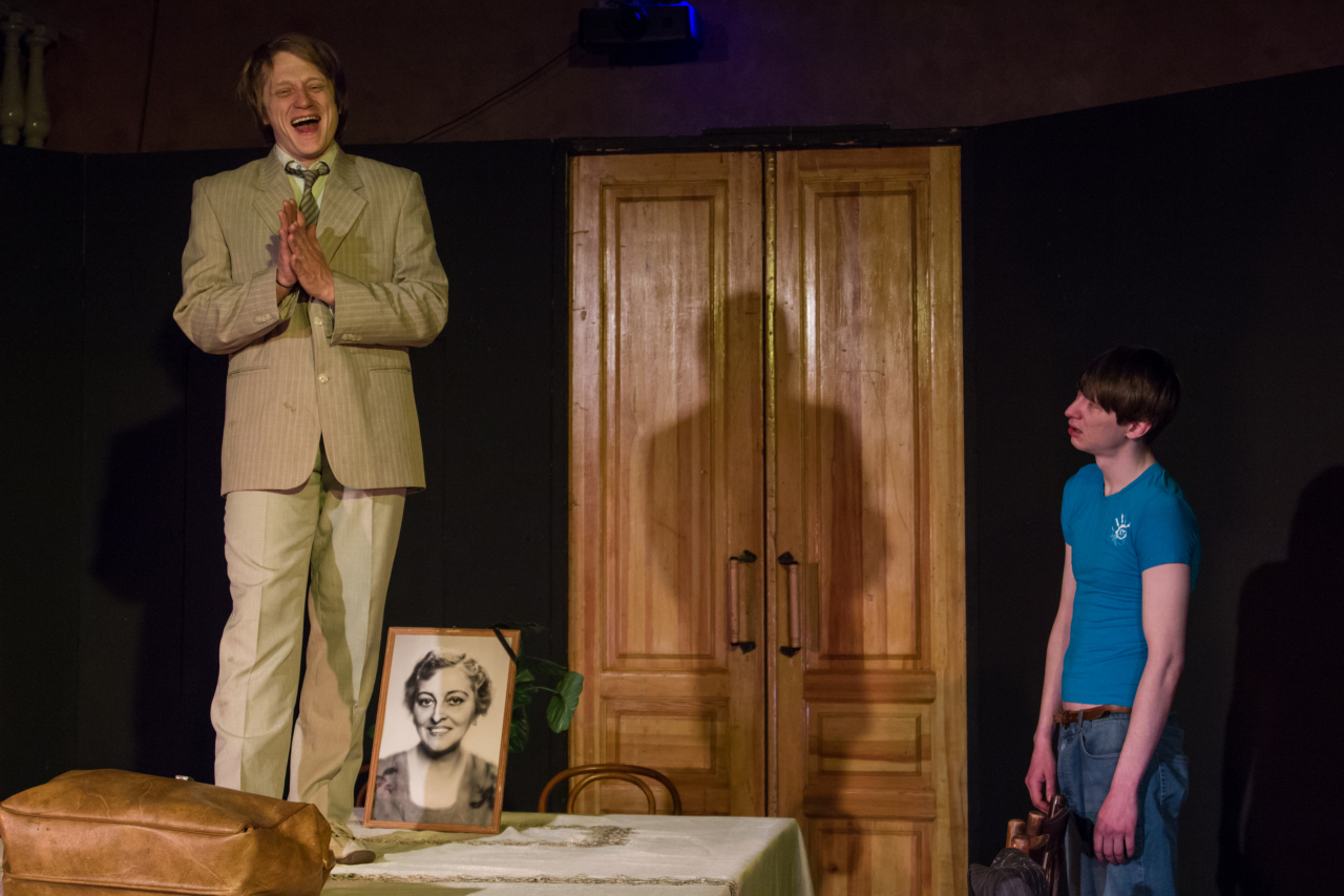 Между небом и землёй жаворонок вьётся...