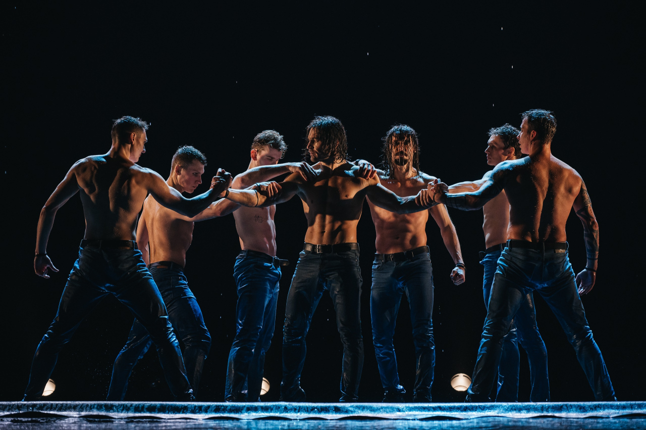 Шоу под дождем "Признание в любви"