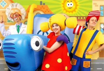 Синий трактор в городе