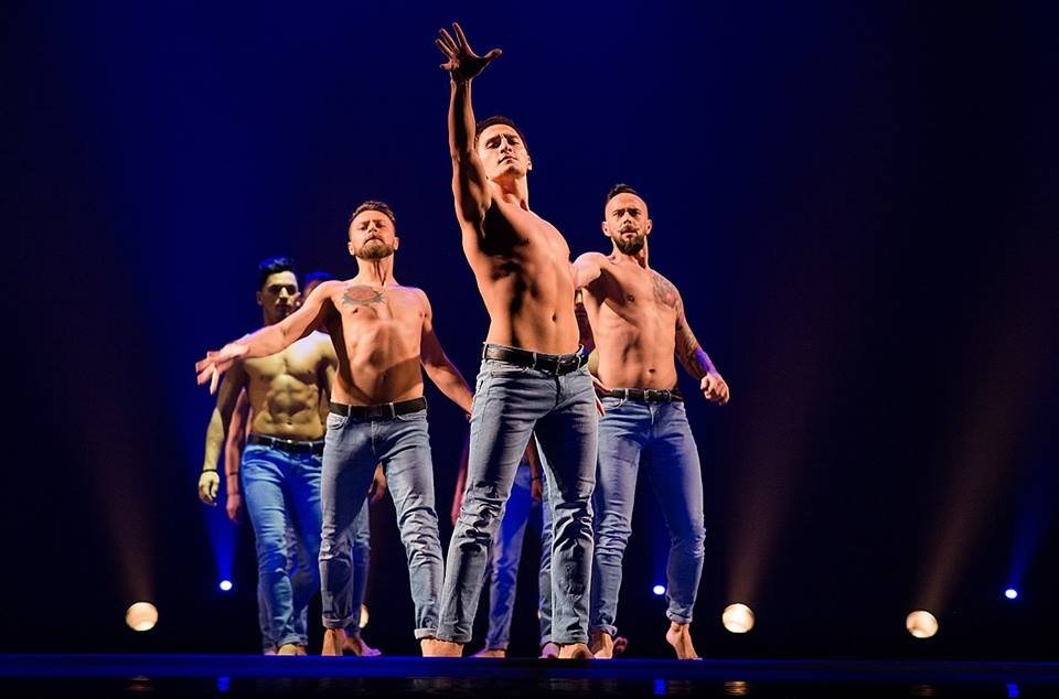 Шоу под дождем