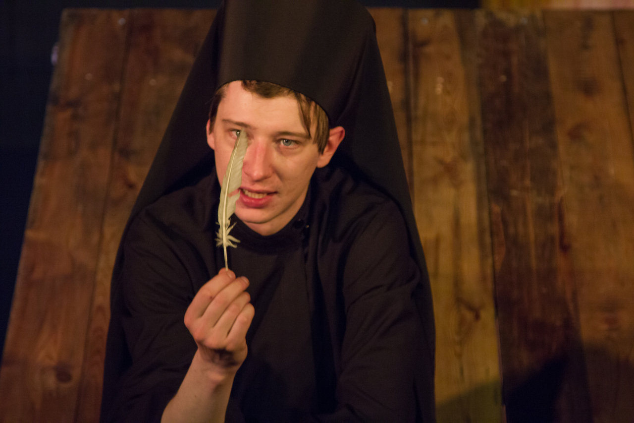 Между небом и землёй жаворонок вьётся...