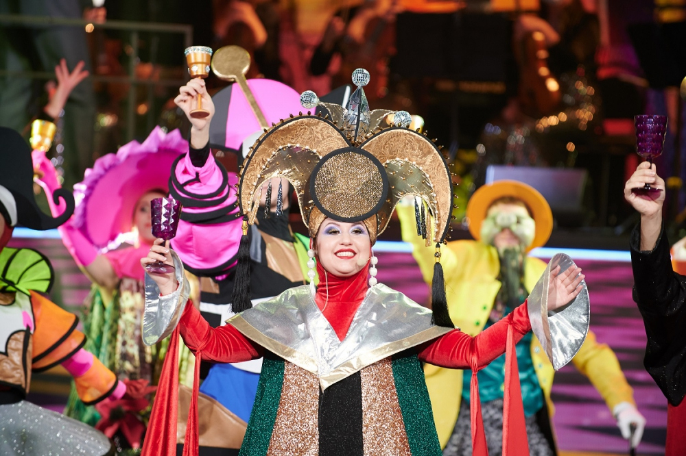 "Ананасы в шампанском". 12+